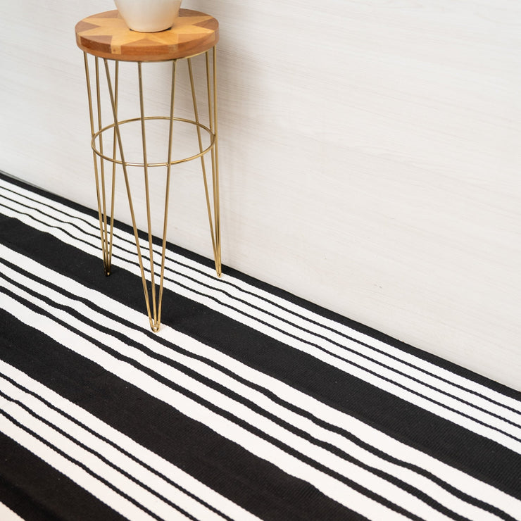 Alfombra Rayada Blanco y Negro - ambientihonduras