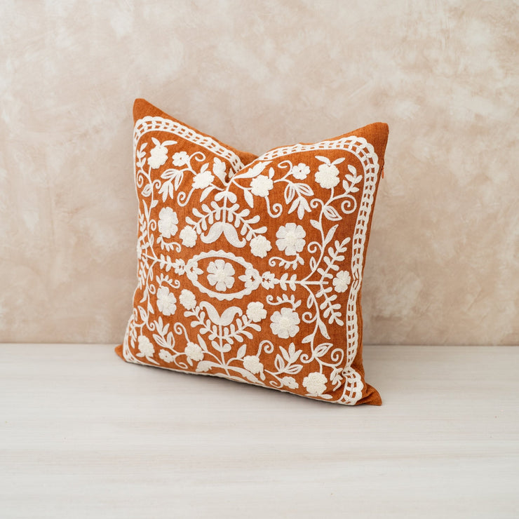 Cojín Naranja Quemado & Flores Bordadas - ambientihonduras
